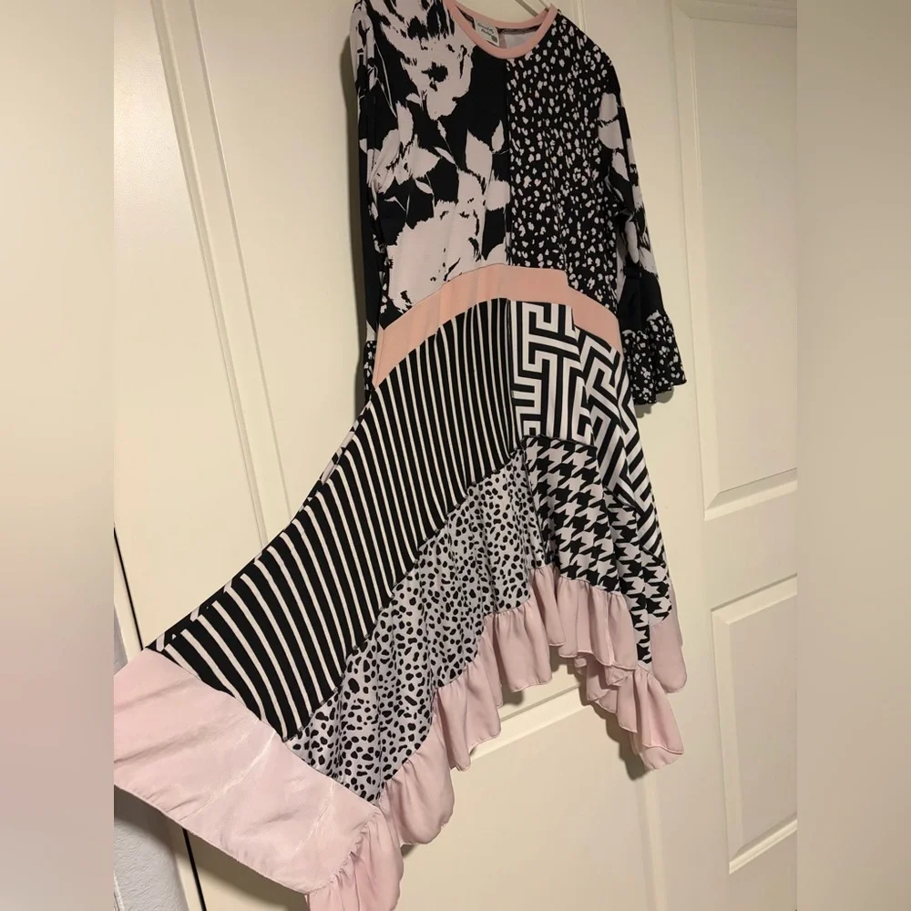 🖤🤍Black, white and Pink Patterned Dress🖤🤍 - Picture 5 of 7
